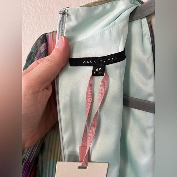 AlexMarie Tiered Simone Floral Long Sleeve Tie Waist VNeck Dress Women’s Size 6P - Picture 9 of 16